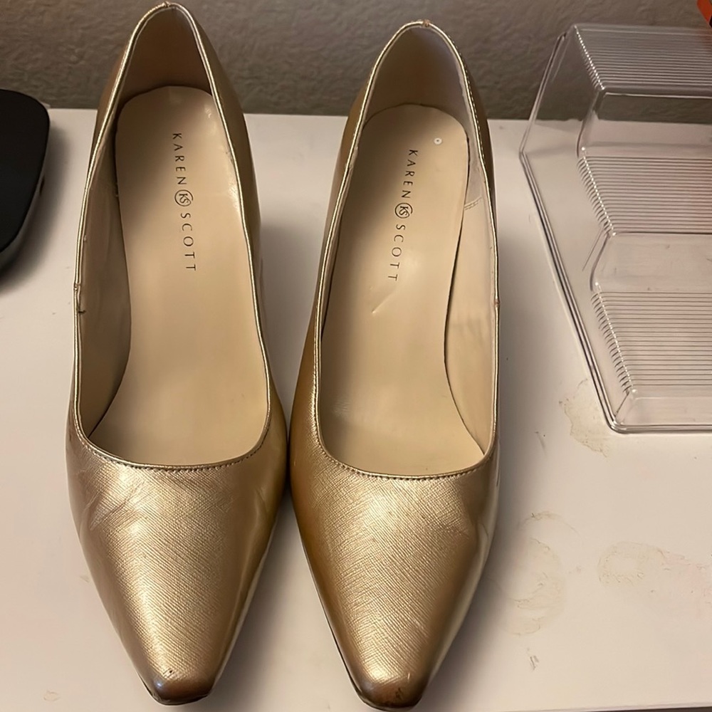 Karen Scott heels gold close  pump